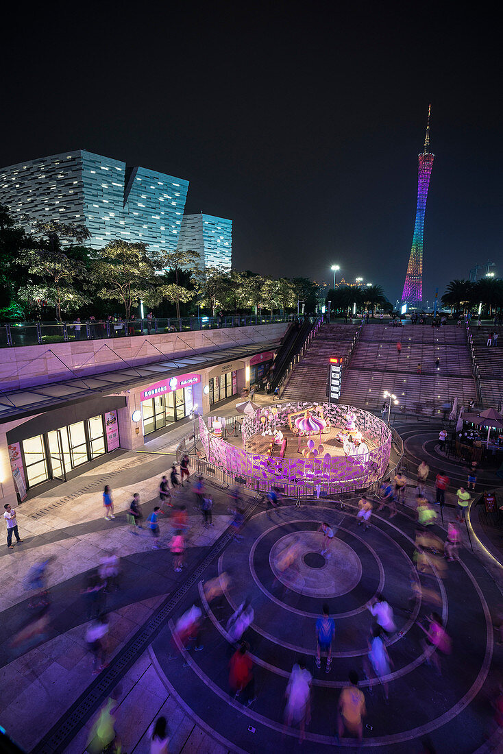 sportliche Betätigung vor Fernsehturm bei Nacht, Guangzhou, Guangdong Provinz, Perlfluss Delta, China