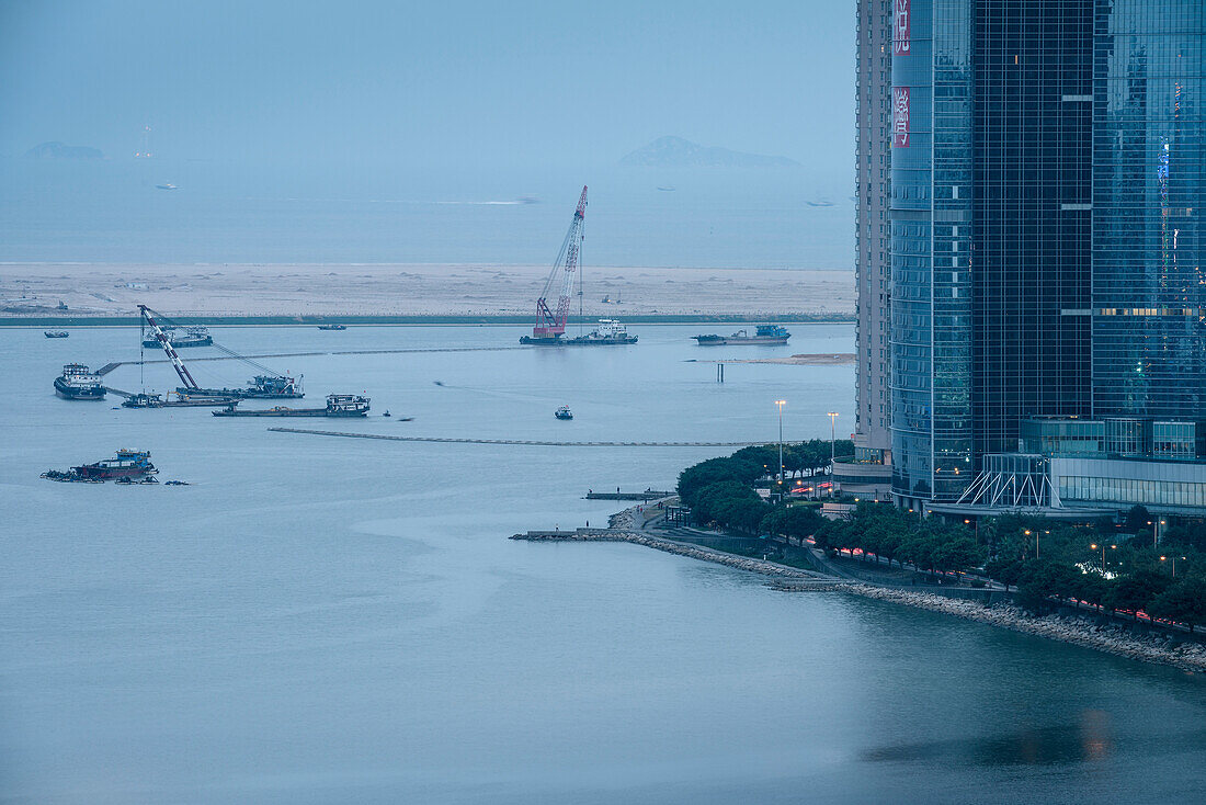 Bauarbeiten im Meer bei Zhuhai gegenüber Macau, Guangdong Provinz, China