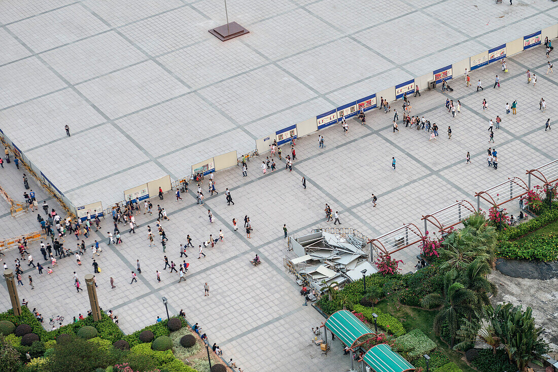 Menschen beim Grenzübergang von China an Macau bei Zhuhai, Guangdong Provinz, China