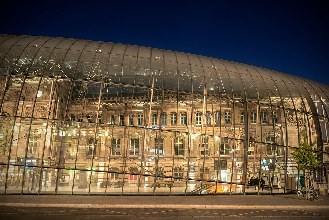 moderne Glasarchitektur schützt das Bahnhofsgebäude, Hauptbahnhof Gare Central, Straßburg, Elsass, Frankreich