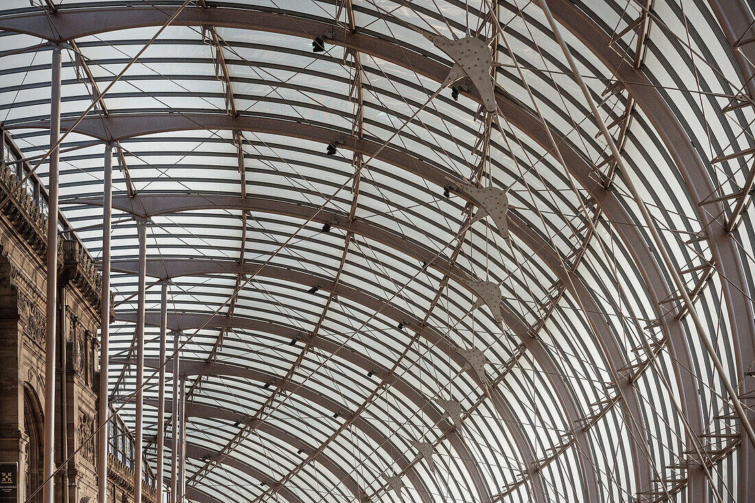 Detail moderne Glasarchitektur schützt das Bahnhofsgebäude, Hauptbahnhof Gare Central, Straßburg, Elsass, Frankreich