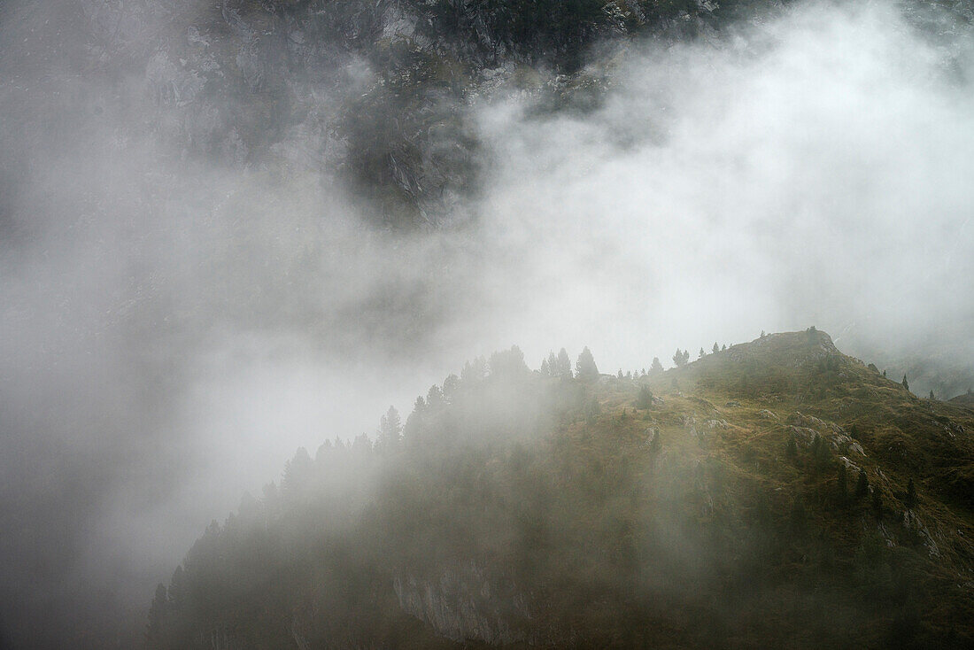 Nebel zieht über einen Bergkamm beim Hintertuxer Gletscher, Zillertal, Tirol, Österreich, Alpen