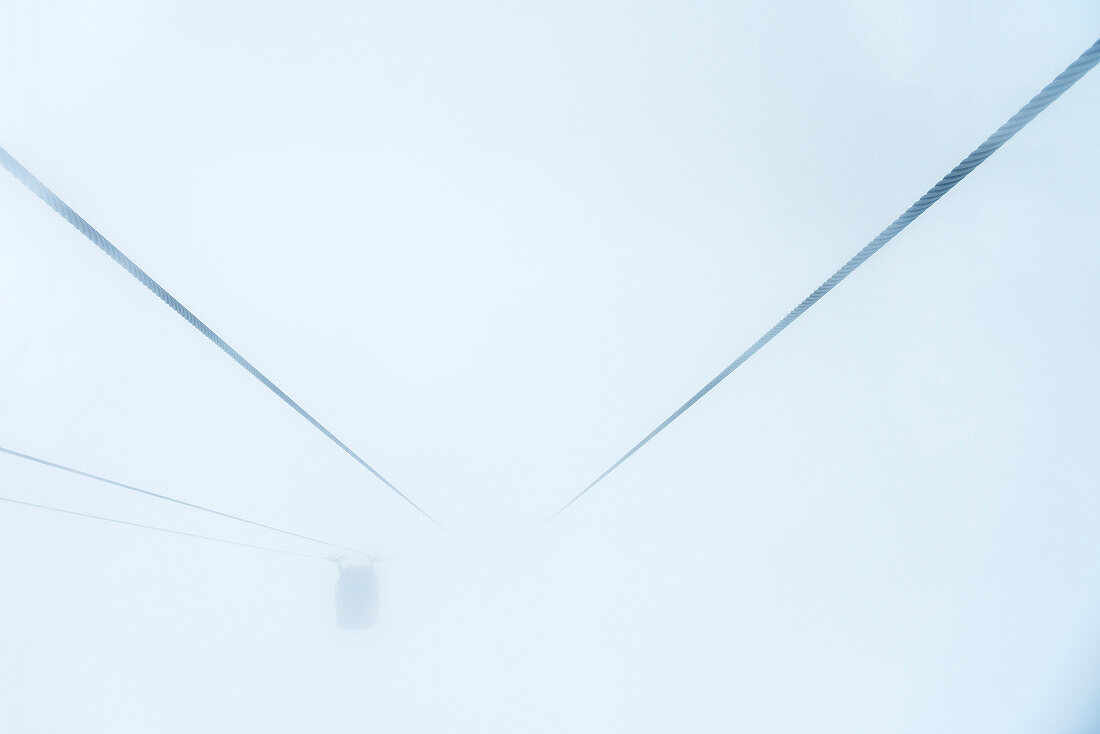 Fahrt mit der Bergbahn durch die Wolken zum Hintertuxer Gletscher, Zillertal, Tirol, Österreich, Alpen