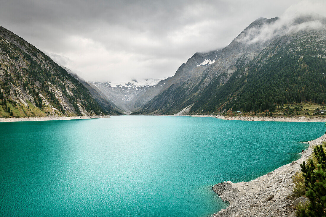 türkis farbiges Gletscher Schmelzwasser des Schlegeis Staudamm, Zillertal, Tirol, Österreich, Alpen