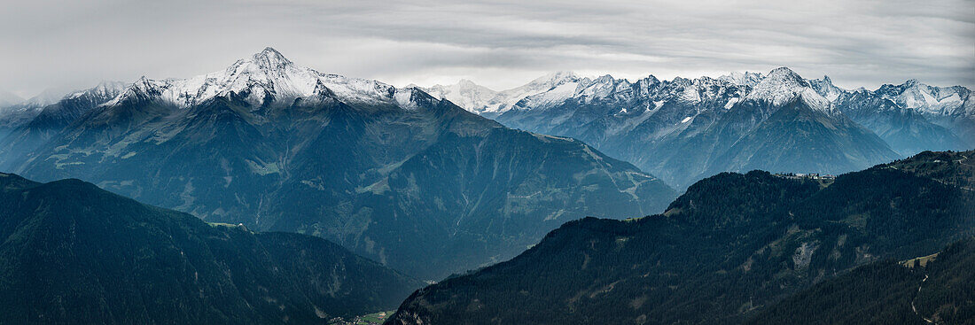 weitläufiges Alpen Panorama im Zillertal, Tirol, Österreich, Alpen