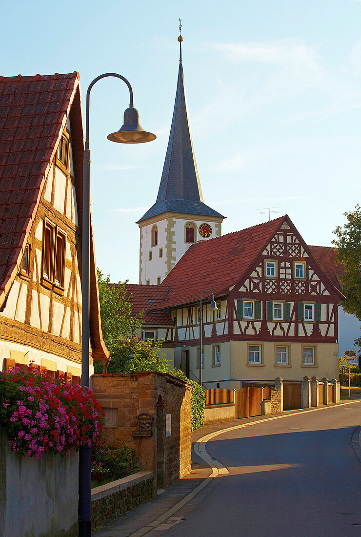 Kirche und Fachwerkhaus in Ebertshausen , Gemeinde Üchtelhausen, Unterfranken, Bayern, Deutschland, Europa