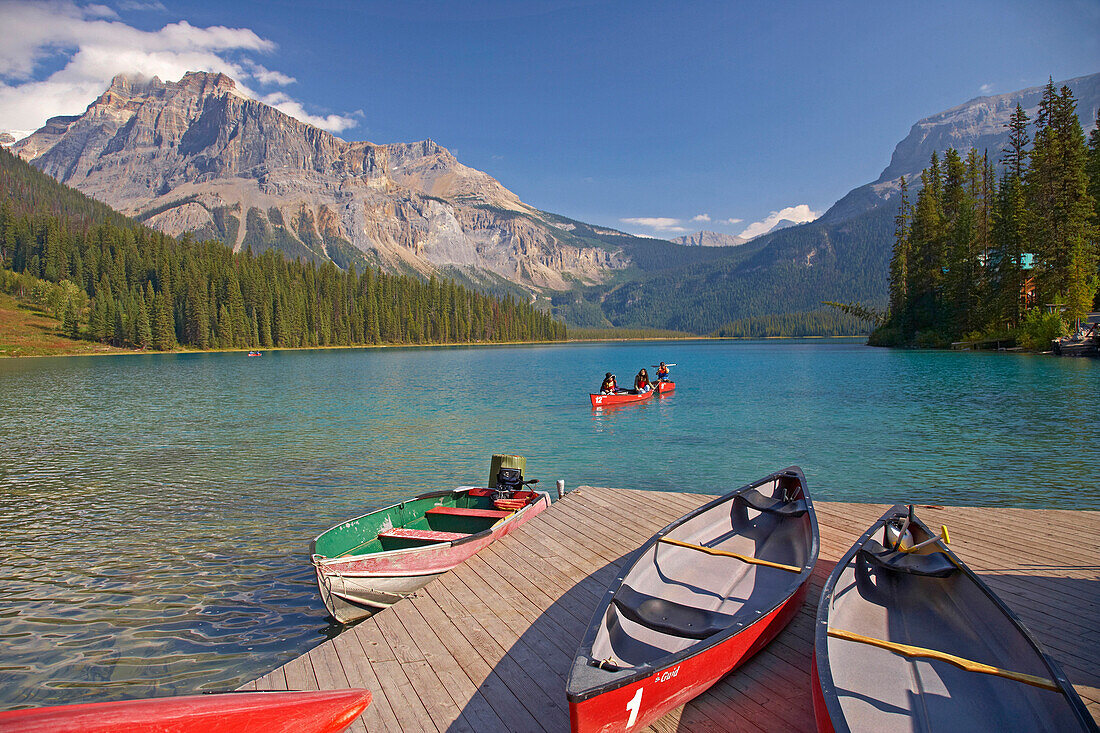 Kanus auf dem Emerald Lake, Yoho National Park, Rocky Mountains, British Columbia, Kanada
