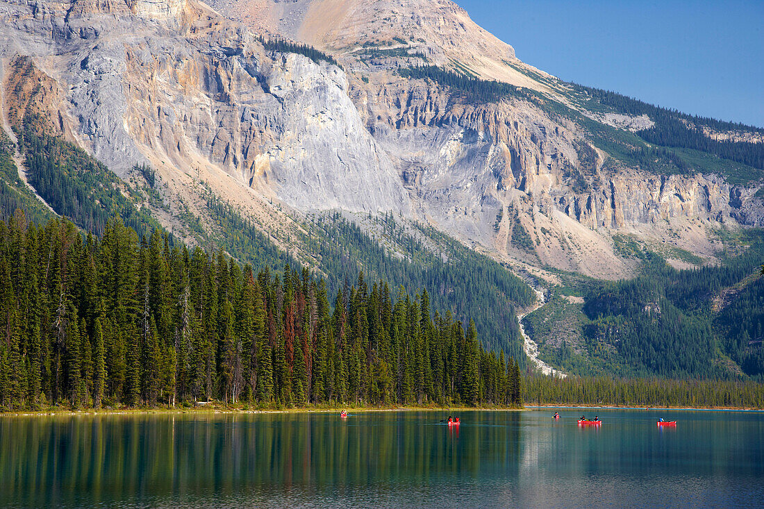 Kanu auf dem Emerald Lake, Yoho National Park, Rocky Mountains, British Columbia, Kanada