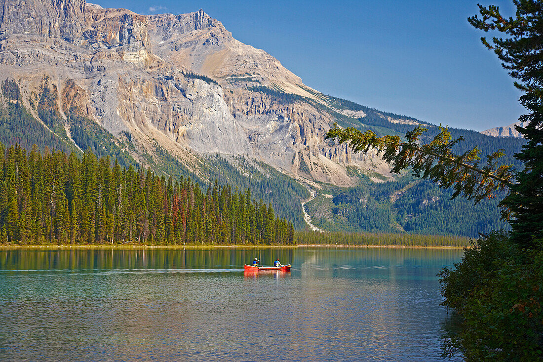 Kanu auf dem Emerald Lake, Yoho National Park, Rocky Mountains, British Columbia, Kanada