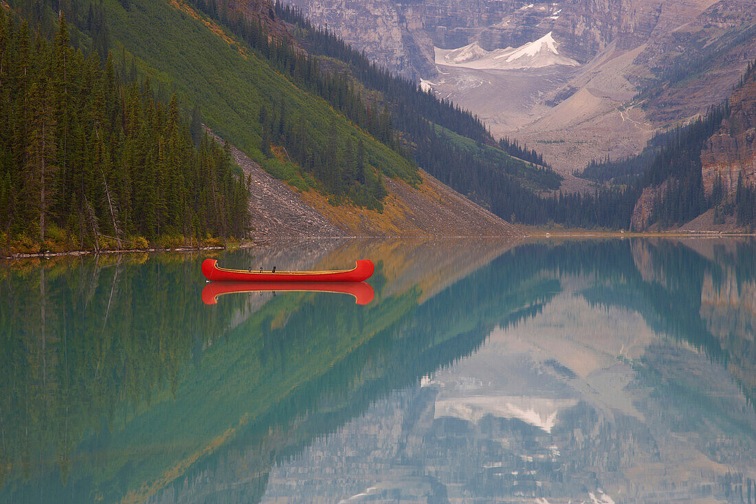 Victoria Glacier und Kanus auf Lake Louise, Banff National Park, Rocky Mountains, Alberta, Kanada