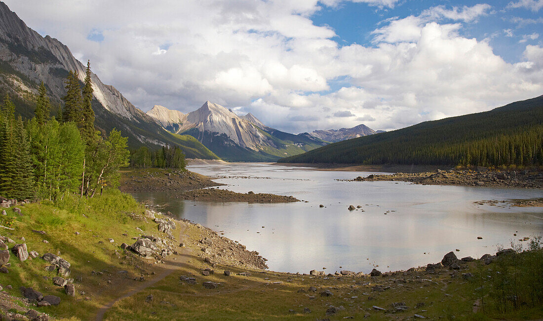 Landschaft am Medicine Lake und Maligne River, Jasper National Park, Rocky Mountains, Alberta, Kanada