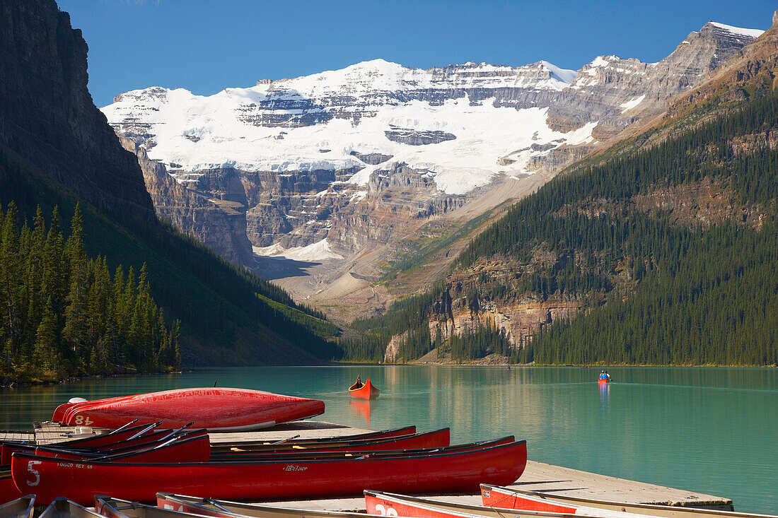 Victoria Glacier und Kanus auf Lake Louise, Banff National Park, Rocky Mountains, Alberta, Kanada