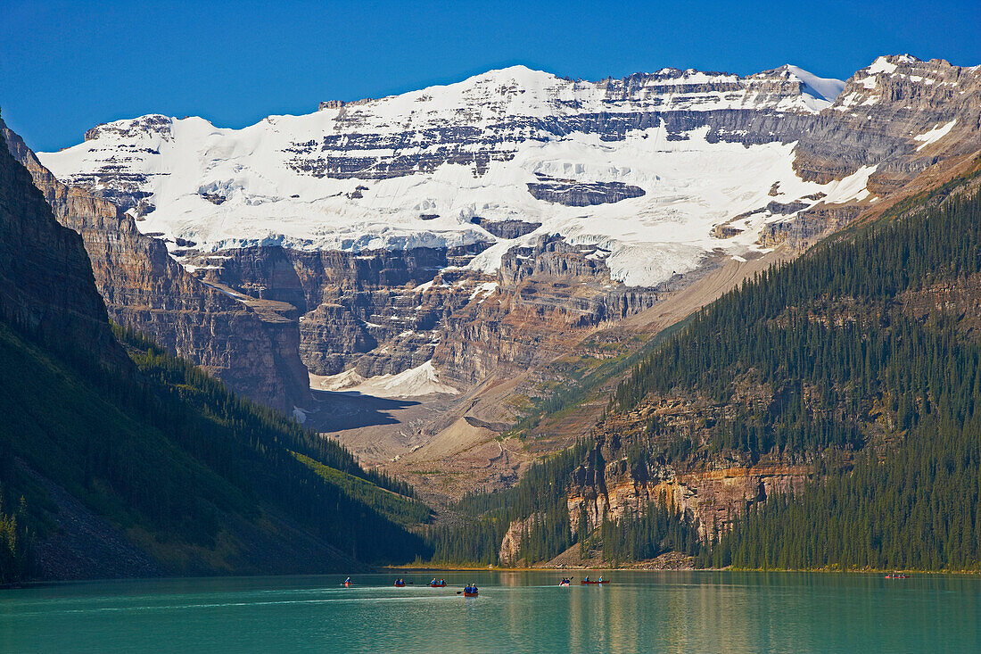 Victoria Glacier und Kanus auf Lake Louise, Banff National Park, Rocky Mountains, Alberta, Kanada