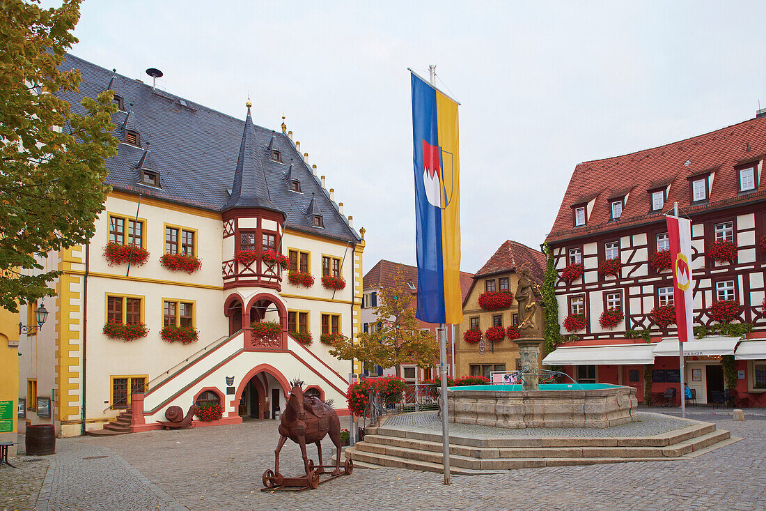Rathaus mit Brunnen am Marktplatz, Volkach, Unterfranken, Bayern, Deutschland, Europa