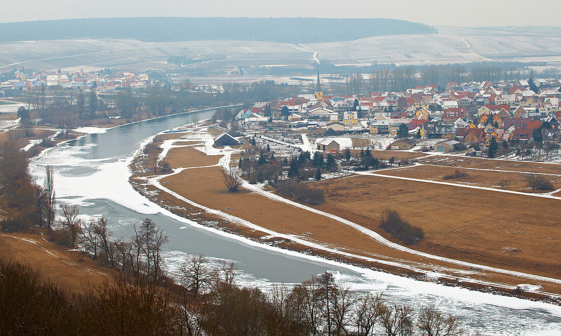 Blick über den zugefrorenen Main auf Untereisenheim li und Fahr re, Winter, Unterfranken, Bayern, Deutschland, Europa