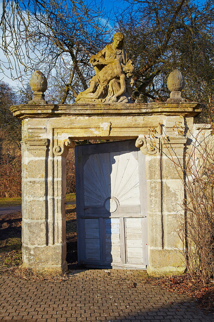 Gate with Pieta 18thcentury at Markt Stadtlauringen - OT Birnfeld, Winter, Unterfranken, Bavaria, Germany, Europe