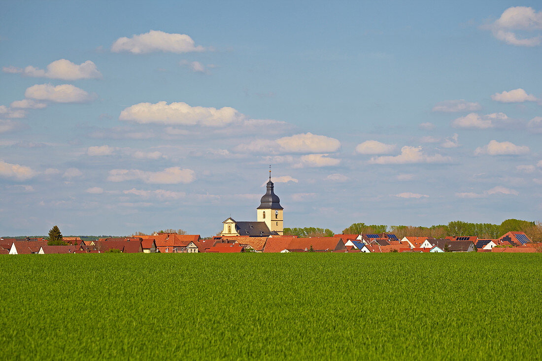 Blick über Felder auf Herlheim, Gemeinde Kolitzheim, Unterfranken, Bayern, Deutschland, Europa