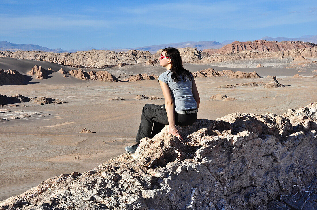 'Junge Frau blickt auf Berge und Felsenformationen, Valle de la Luna, Tal des Mondes, Atacama Wüste, Reserva Nacional Los Flamencos, Region de Antofagasta, Anden, Chile, Südamerika, Amerika;'