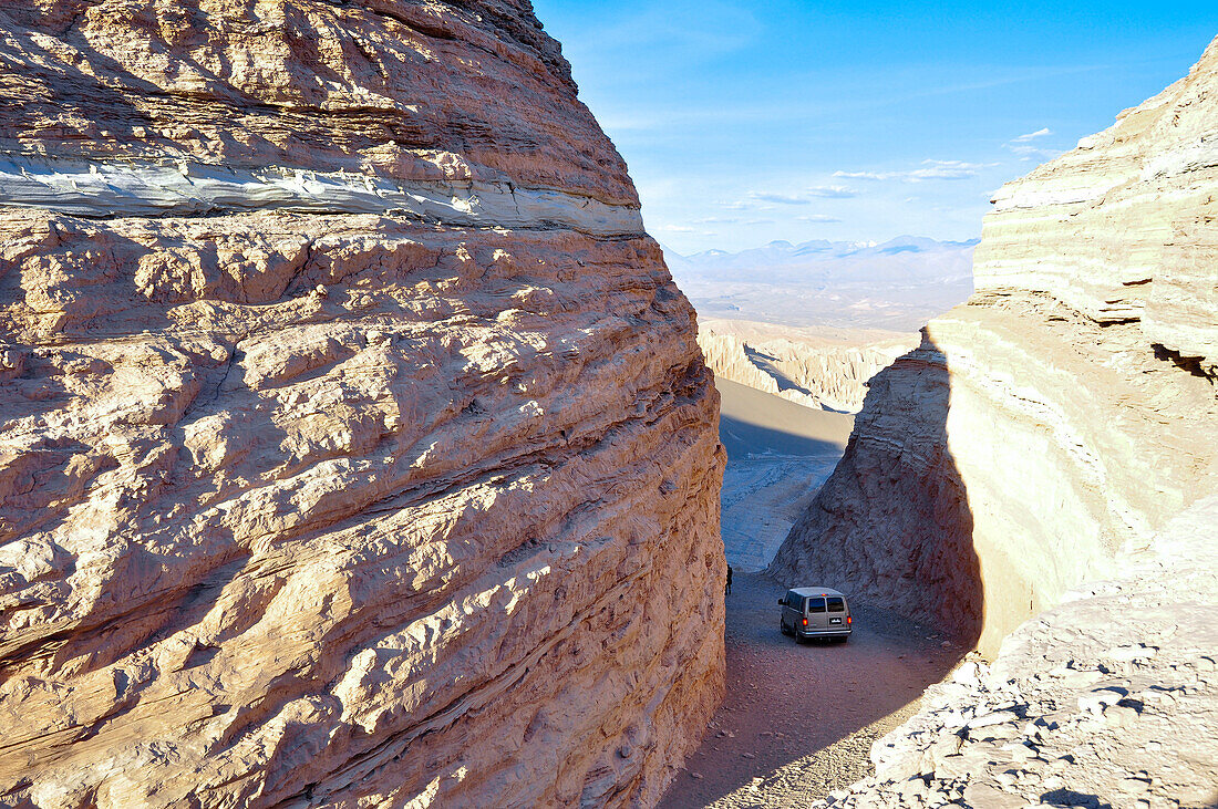 'Jeep fährt durch Schlucht, Valle de la Luna, Tal des Mondes, Atacama Wüste, Reserva Nacional Los Flamencos, Region de Antofagasta, Anden, Chile, Südamerika, Amerika;'