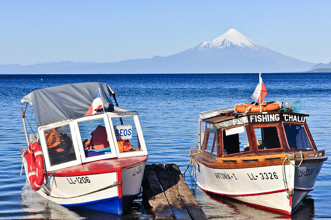 'Boote am See Lago Llanquihue mit Schnee bedecktem Vulkan Osorno, Puerto Varas, Nationalpark Vicente Pérez Rosales, Región de los Lagos, Patagonien, Anden, Chile, Südamerika;'