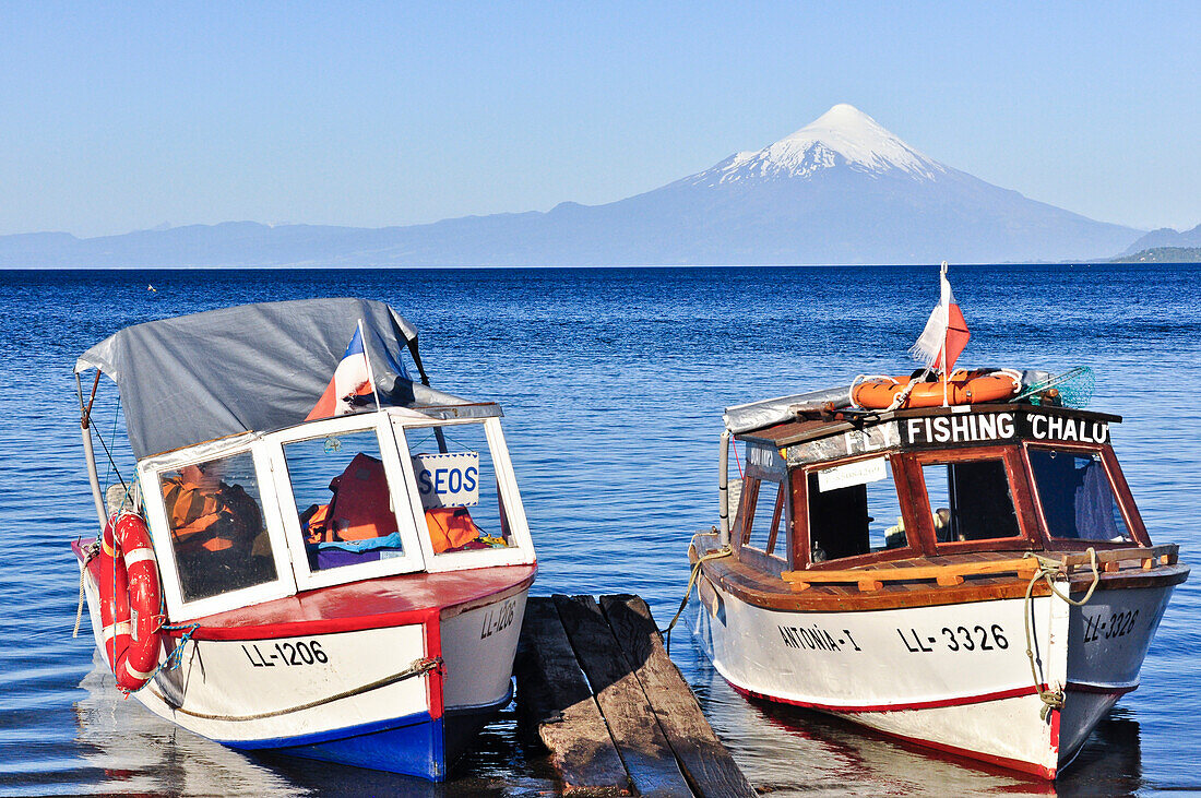 boats at lake Lago Llanquihue with snow covered volcano Osorno, Puerto Varas, National Park Vicente Pérez Rosales, Región de los Lagos, Patagonia, Andes, Chile, South America