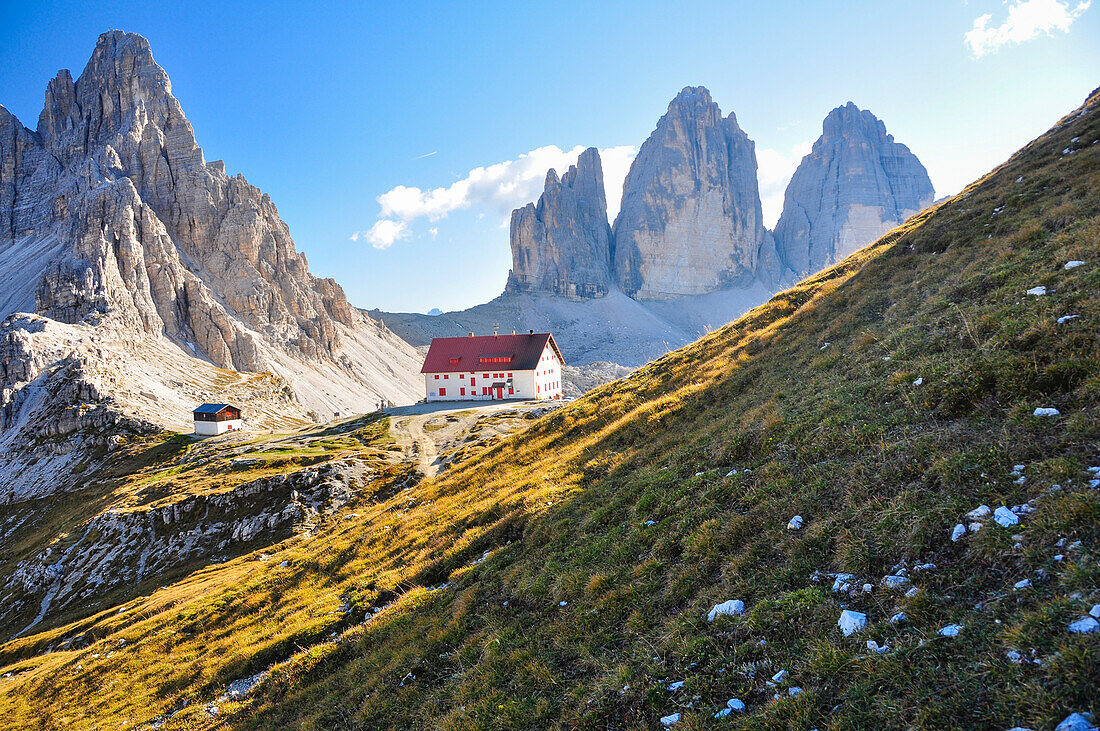 Hut Rifugio Locatelli with Paternkofel and Three Peaks, Val Pusteria Valley, Sesto, Dolomites, South Tyrol, Veneto, Alto Adige, Three Peaks (Tre Cime di Lavaredo) Nature Park, UNESCO world heritage side, Italy, European Alps, Europe