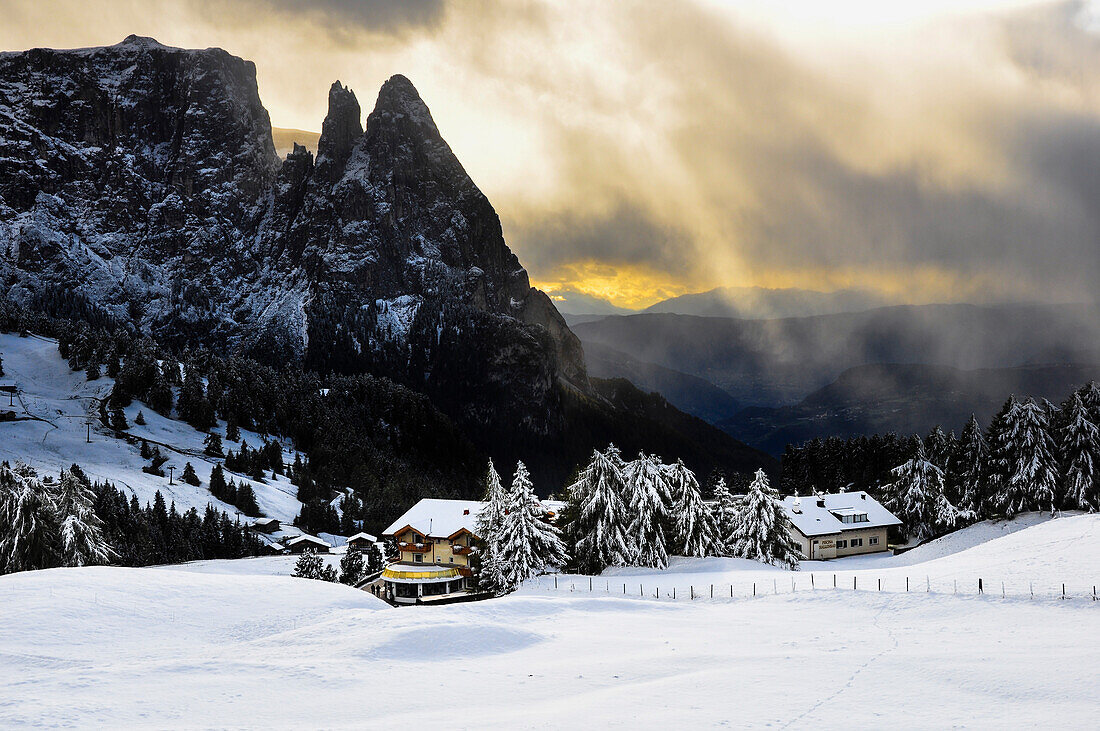 Snow and mystic light at early winter at Seiser Alm with Santnerspitze und Schlern with Rosszähnen, Seiser Alm, Alpe di Siusi, Sciliar, Nature Park Schlern-Rosengarten, Dolomites, South Tyrol, Alto Adige, UNESCO world heritage side, Italy, European Alps, 