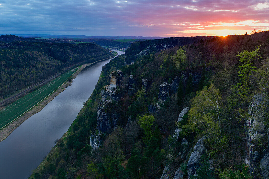 Sonnenuntergang über Elbe vom Bastei Felsen mit Blick nach Wehlen, Pirna und auf Felsen, Rathen, Elbtal, Elbsandsteingebirge, Sächsische Schweiz, Sachsen, Deutschland