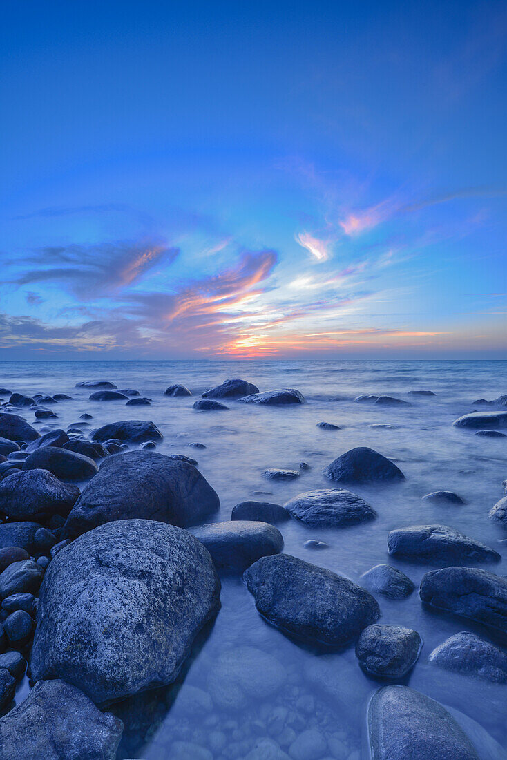 Strand mit Steinen im Meer nach Sonnenuntergang, Binz, Insel Rügen, Ostsee, Mecklenburg Vorpommern, Deutschland
