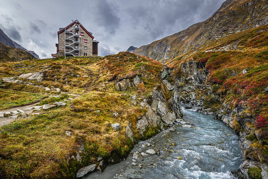 Alpeiner Bach und Franz Senn Hütte im Herbst, Stubaital, Hinteres Oberbergtal, Stubaier Alpen, Tirol, Österreich, Alpen, Europa