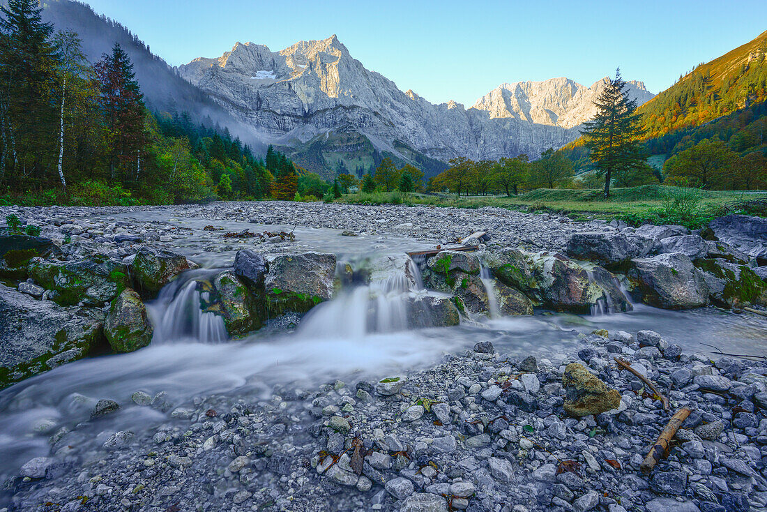 Kleiner Wasserfall des Rißbach vor Laliderer Wänden, Herbst, Engalm, Großer Ahornboden, Hinterriß, Engtal, Nördliche Kalkalpen, Karwendel Gebirge, Tirol, Österreich, Alpen, Europa