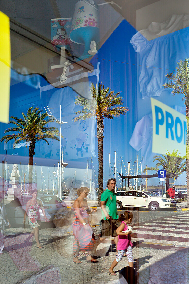Spiegelung in einem Schaufenster, Vila Real de Santo Antonio, Algarve, Portugal