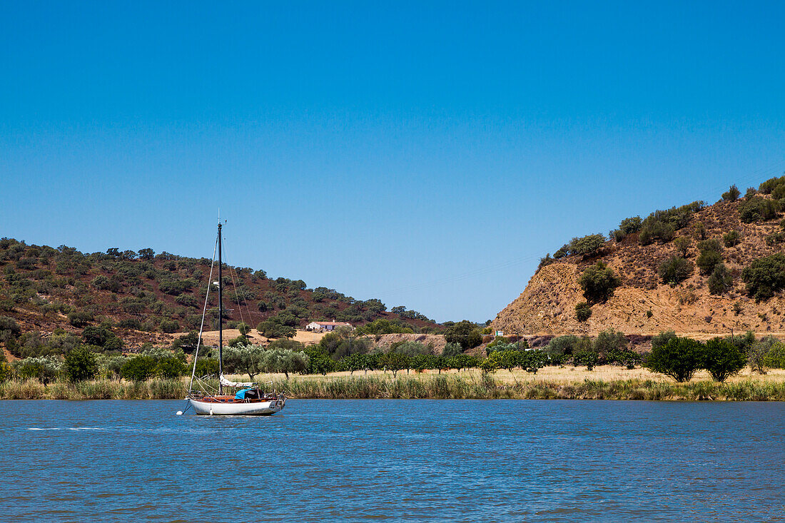 Blick vom Schiff, Bootstour auf dem Grenzfluß Guadiana, Algarve, Portugal