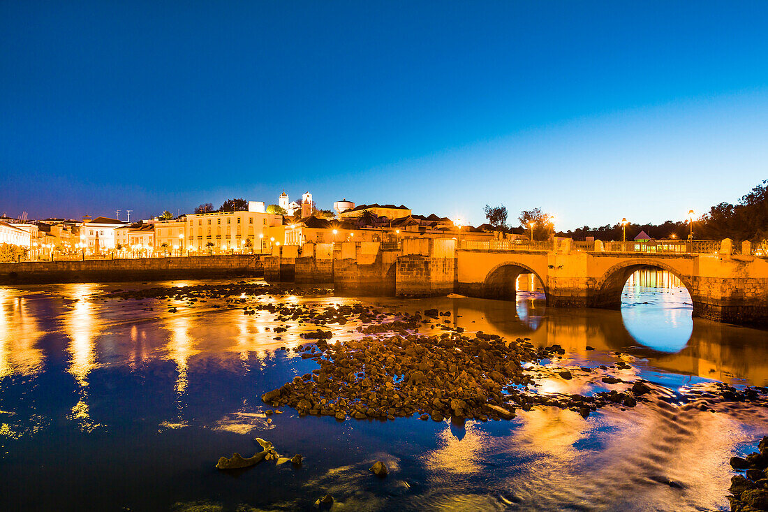 Abendaufnahme, Blick über Rio Gilao auf die Stadt mit römischer Brücke, Tavira, Algarve, Portugal