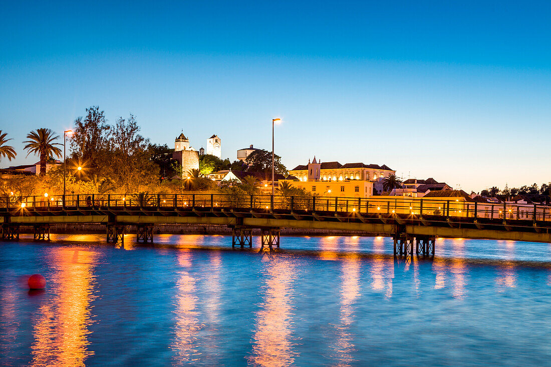 Blick über den Rio Gilao auf die Stadt in der Dämmerung, Tavira, Algarve, Portugal