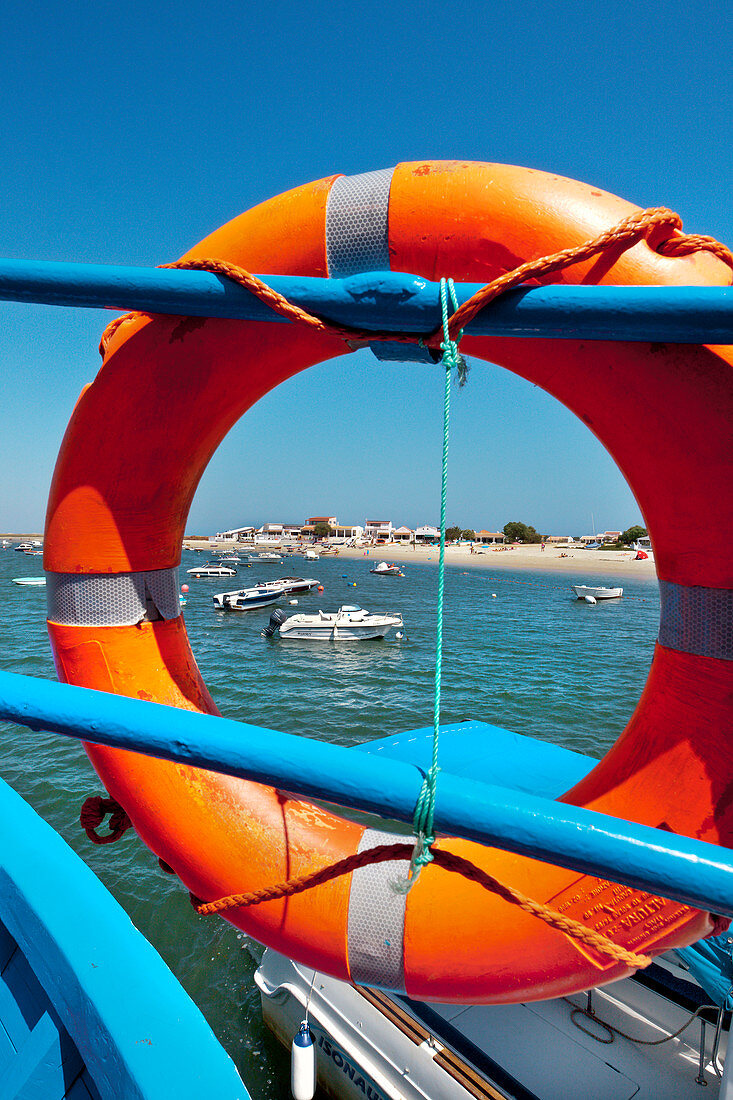 Blick durch einen Rettungsring, Insel Armona, Olhao, Algarve, Portugal