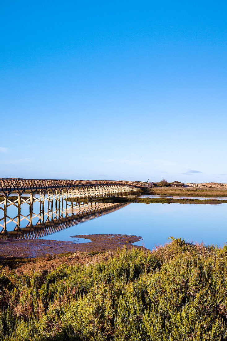 Brücke über Lagune, Quinta do Largo, Naturpark Ria Formosa, Algarve, Portugal