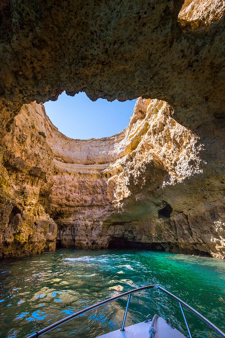 Bootsfahrt in eine Grotte, Benagil, Algarve, Portugal