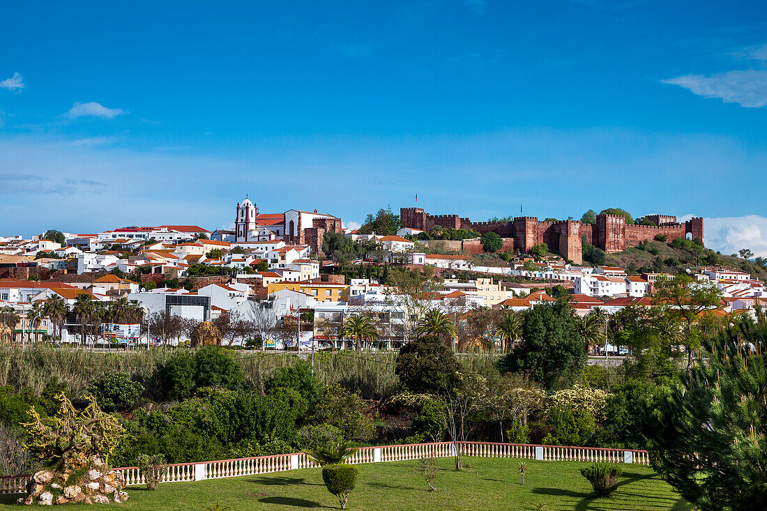 Blick auf die Altstadt mit Kathedrale und Burg, Silves, Algarve, Portugal