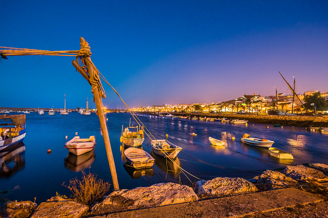 Abendaufnahme, Blick vom Hafen auf Altstadt, Lagos, Algarve, Portugal