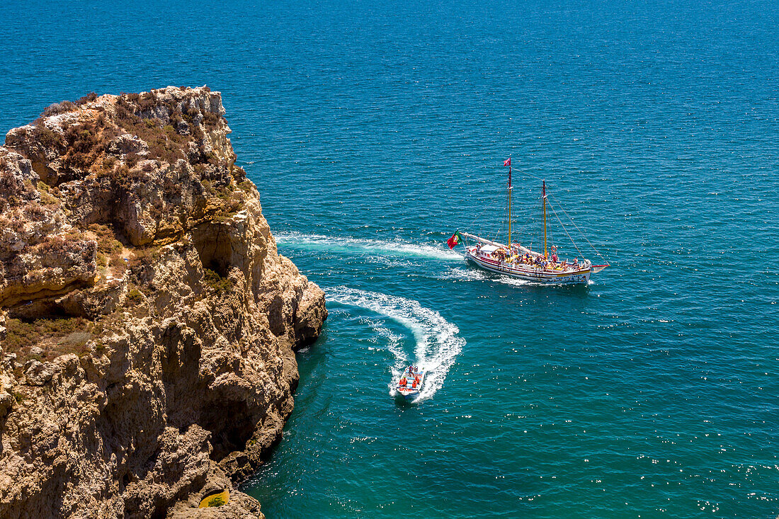 Boote an der Felsküste, Ponta de Piedade, Lagos, Algarve, Portugal