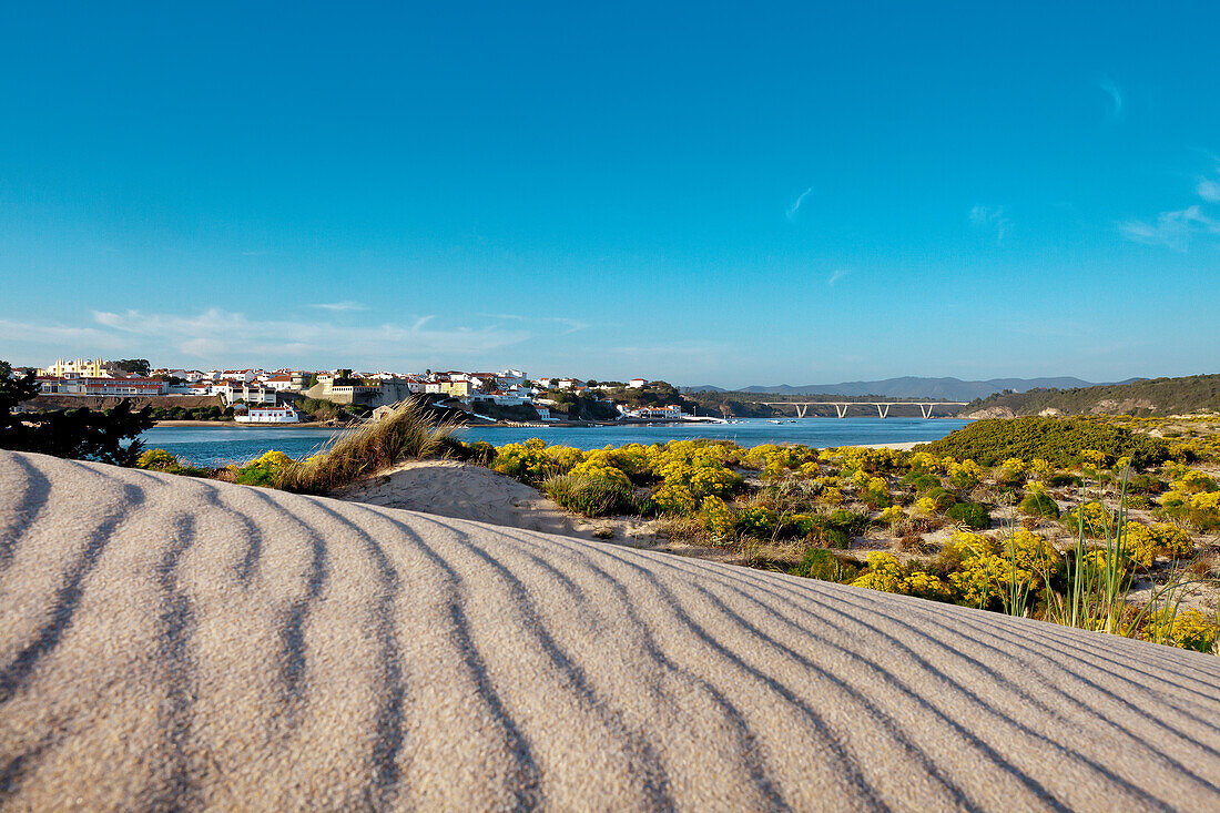 Blick über Dünen und Bucht auf Vila Nova de Milfontes, Costa Vicentina, Alentejo, Portugal