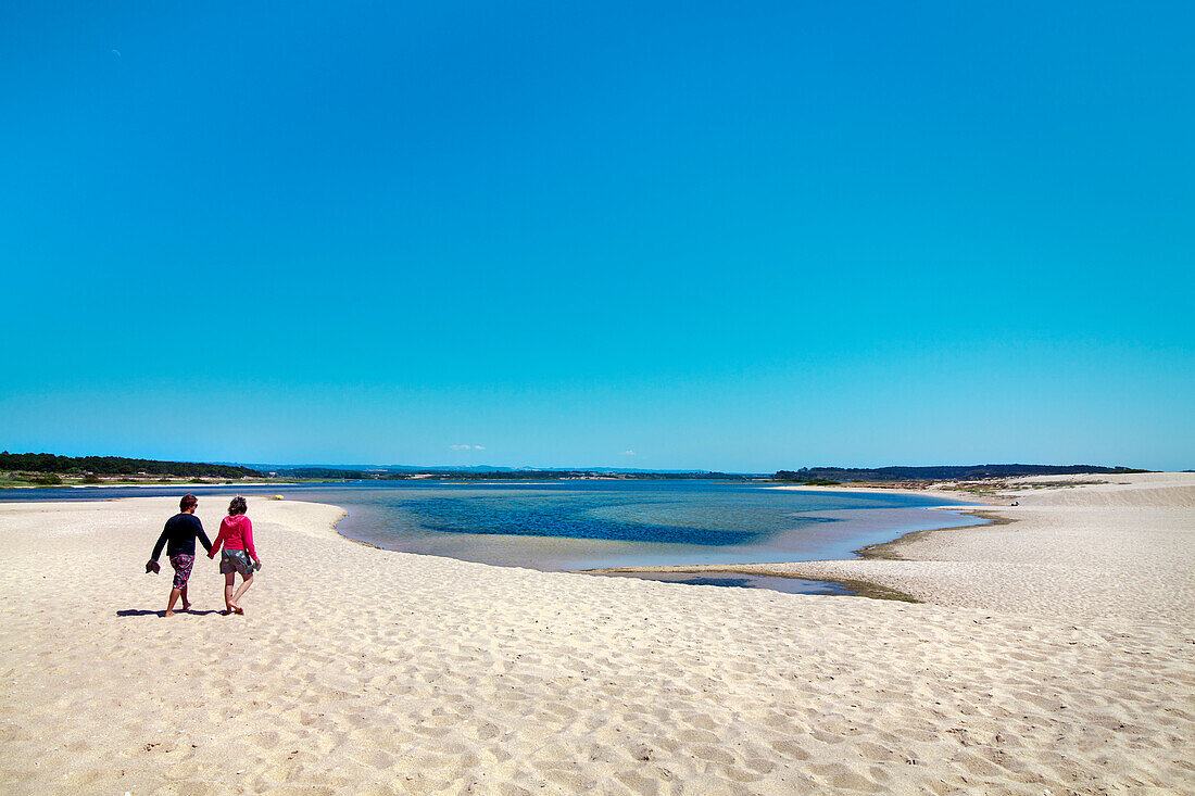 Couple on the beach, lagoon, Praia de Santo Andre, Santiago do Cacem, Costa Vicentina, Alentejo, Portugal