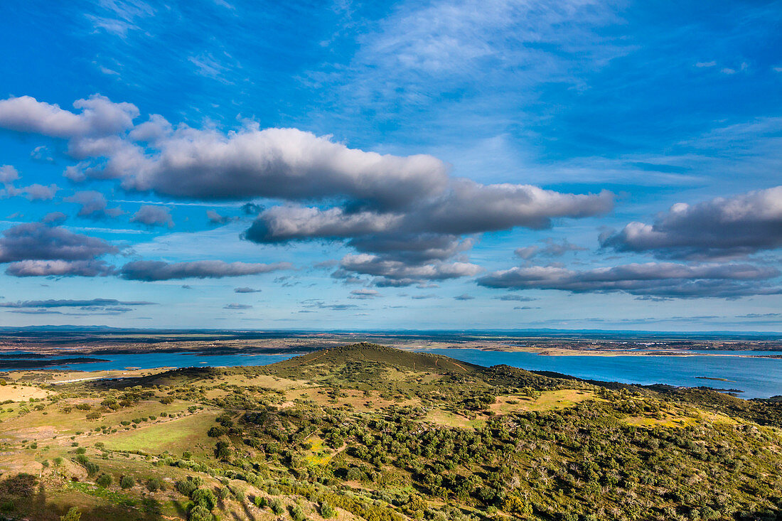 Blick zum Stausee Alqueva, Monsaraz, Alentejo, Portugal