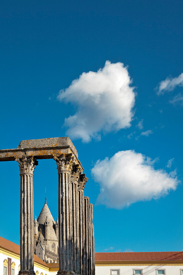 Römischer Dianatempel und Turm der Kathedrale, Evora, Alentejo, Portugal