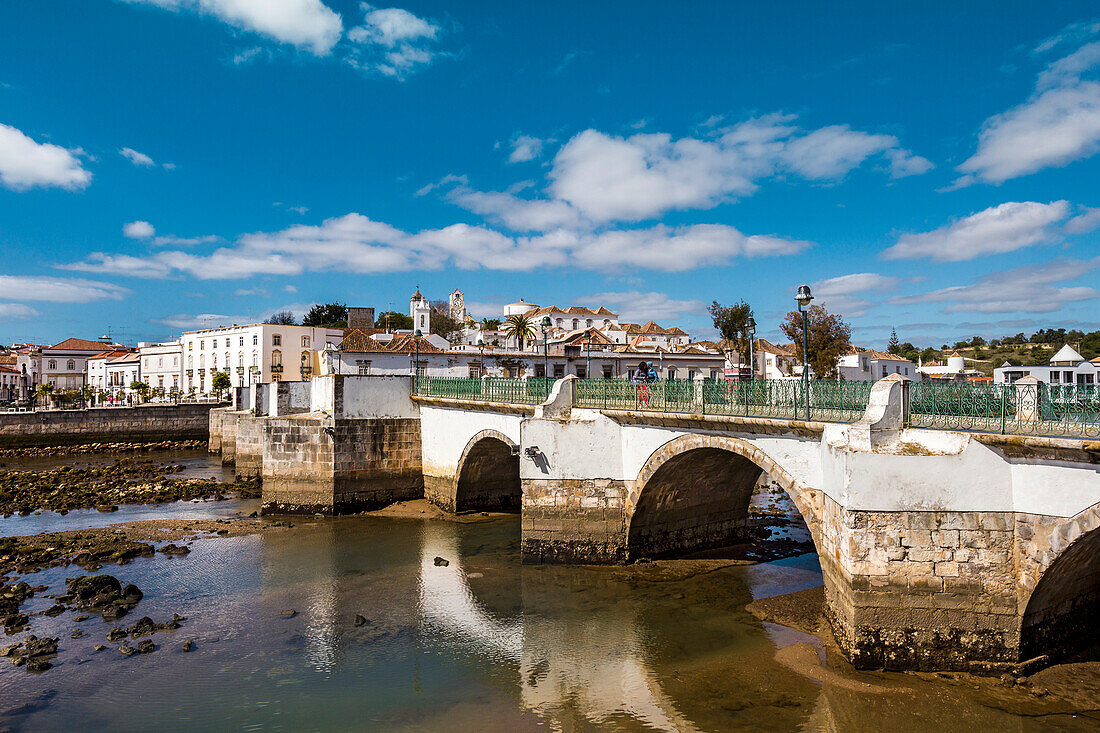 Blick über Rio Gilao auf die Stadt mit römischer Brücke, c, Algarve, Portugal