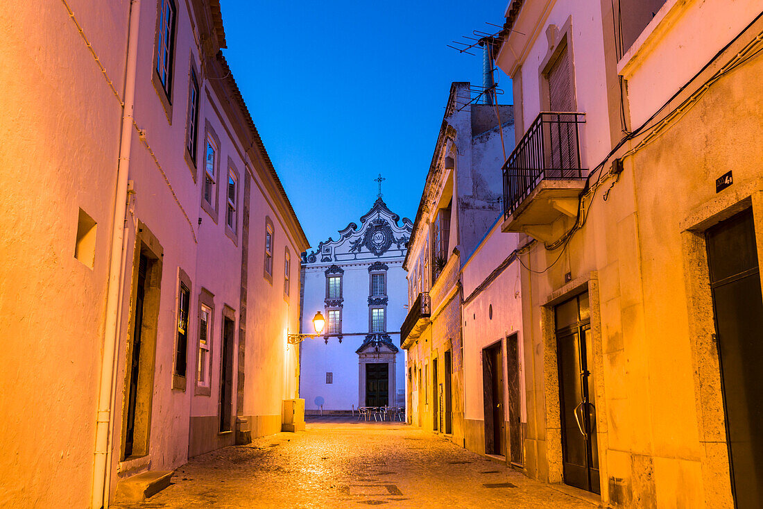 Abendaufnahme, Gasse mit Igreja Matiz, Olhao, Faro, Algarve, Portugal