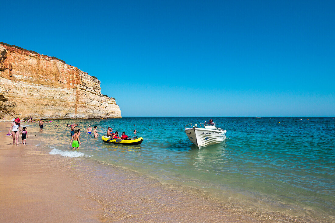 Boote am Strand, Benagil, Faro, Algarve, Portugal