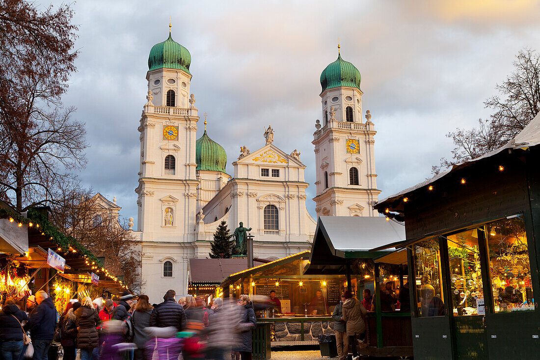 Christmas Market in front of the Cathedral of Saint Stephan, Passau, Bavaria, Germany, Europe