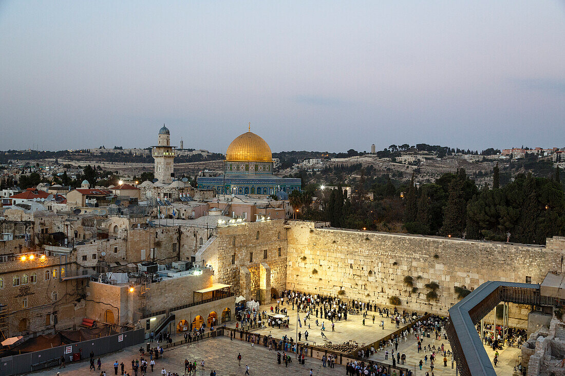 View over the Western Wall (Wailing Wall) and the Dome of the Rock Mosque, UNESCO World Heritage Site, Jerusalem, Israel, Middle East